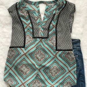 Daniel Rainn beautiful sleeveless V neck tunic